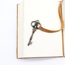 Load image into Gallery viewer, Oiled Tan Leather & Key - 200 pages - 13x18cm
