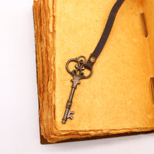 Load image into Gallery viewer, Oiled Leather & Key - 200 pages decle-edged - 13x18cm