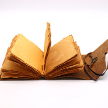 Load image into Gallery viewer, Oiled Leather & Key - 200 pages decle-edged - 13x18cm