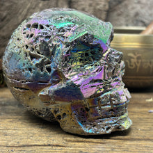 Load image into Gallery viewer, Titanium Aura Sphalerite Skull Carving
