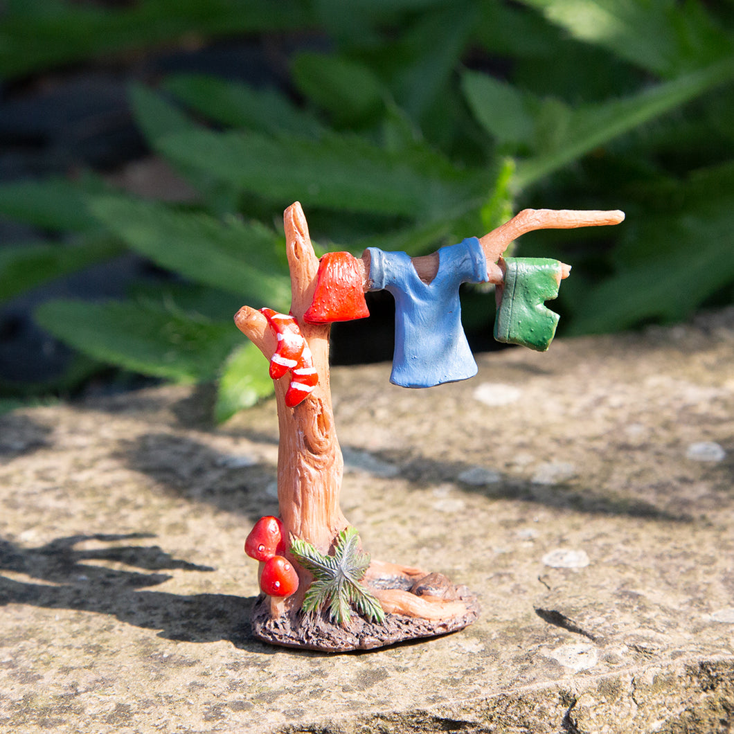 Gnaughty Gnome Clothes Line - Miniature World