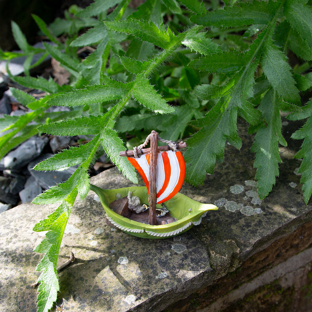 Leaf Sail Boat - Miniature World