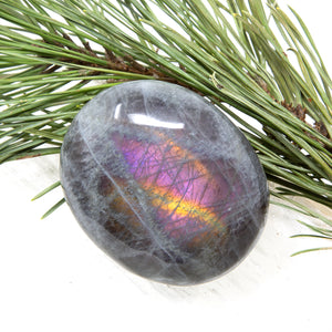Labradorite Palmstone with purple flash (1) - 106g